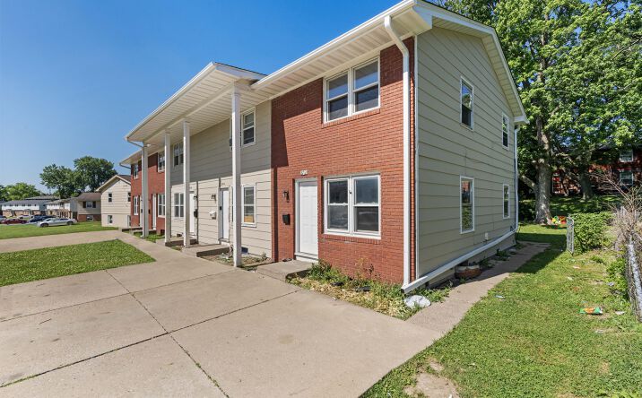 Pictures of Multifamily property located at 2704 Magnolia Dr, Bettendorf, IA 52722 for sales - image #1