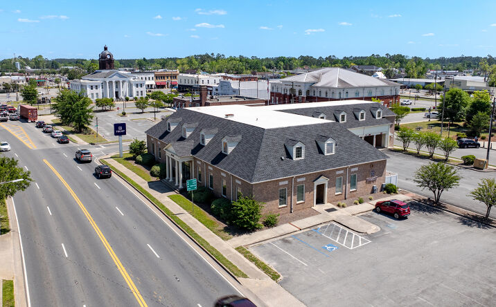 Pictures of Retail property located at 105 W Parker St, Baxley, GA 31513 for sales - image #1