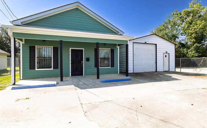 Pictures of Retail property located at 2024 Moeling St Street, Lake Charles, LA 70601 for sales - image #1