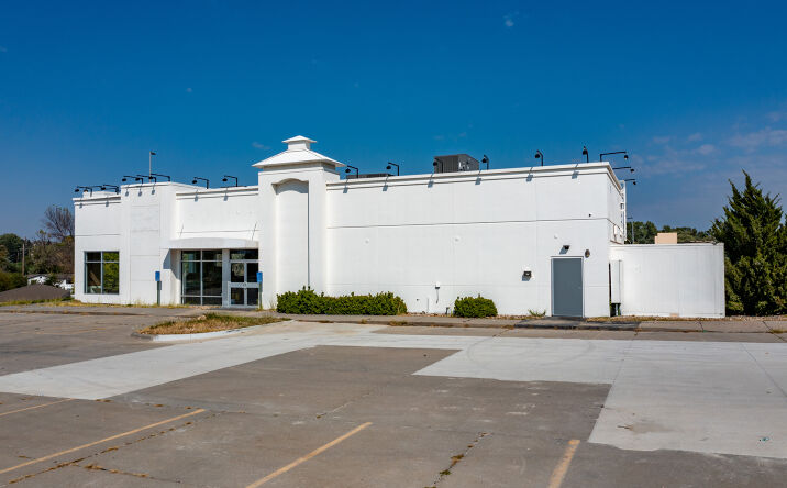 Pictures of Retail property located at 3949 N 132nd St, Omaha, NE 68164 for sales - image #1