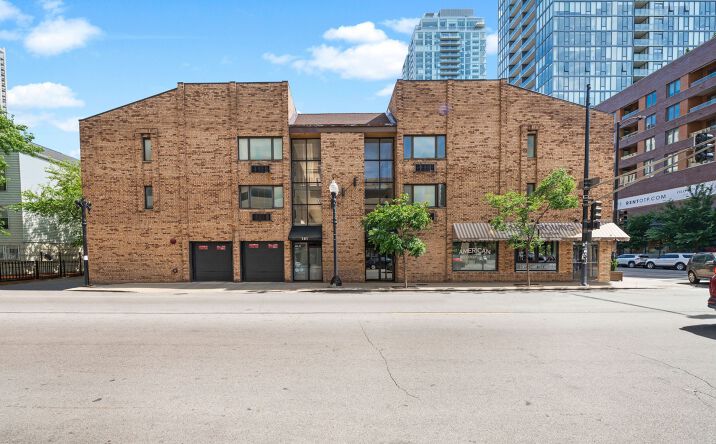 Pictures of Retail property located at 163 W Division St, Chicago, IL 60610 for sales - image #1