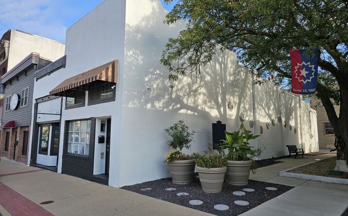 Pictures of Office, Retail property located at 411 Court St, Pekin, IL 61554 for sales - image #1
