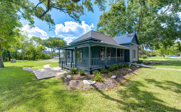 Pictures of Hospitality, Mixed Use, Office, Retail property located at 602 E Myrtle St, Angleton, TX 77515 for sales - image #1