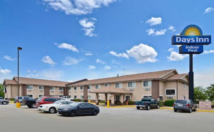 Pictures of Hospitality property located at 1510 SW Wanamaker Rd, Topeka, KS 66604 for sales - image #1