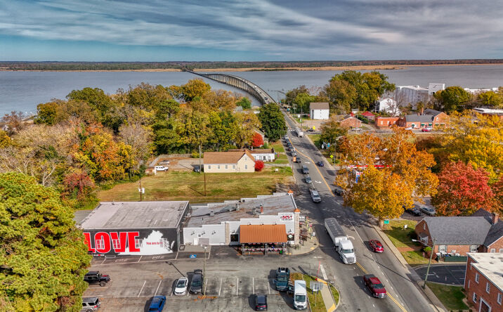 Pictures of Mixed Use, Retail property located at 303 Queen Street, Tappahannock, VA 22560-2316 for sales - image #1