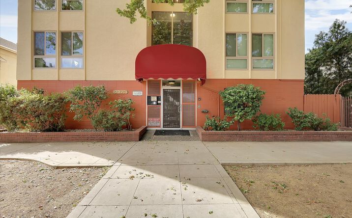 Pictures of Multifamily property located at 2320 P Street, Sacramento, CA 95816 for sales - image #1