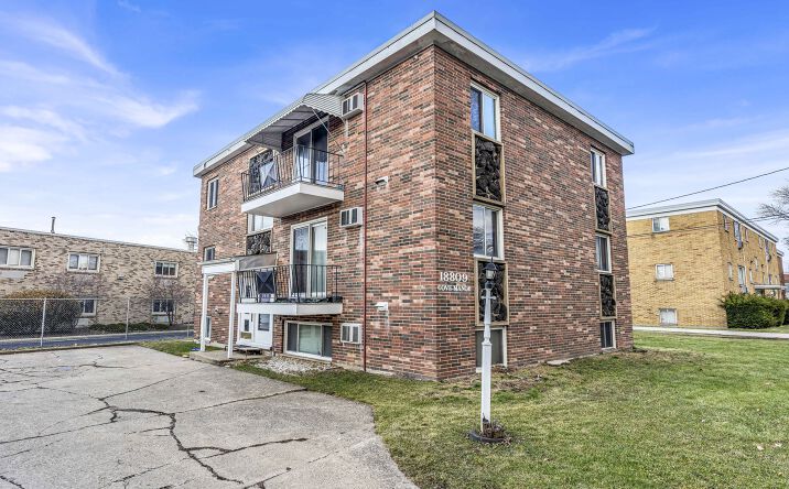Pictures of Multifamily property located at 18809 Bella Dr, Cleveland, OH 44119 for sales - image #1