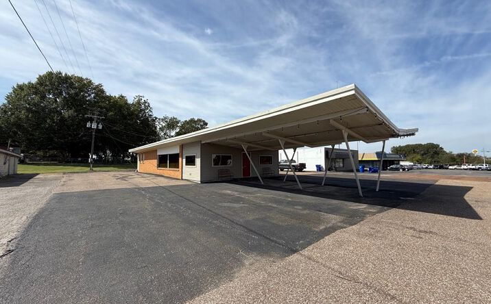 Pictures of Retail property located at 3723 Highway 22, Gleason, TN 38229 for sales - image #1