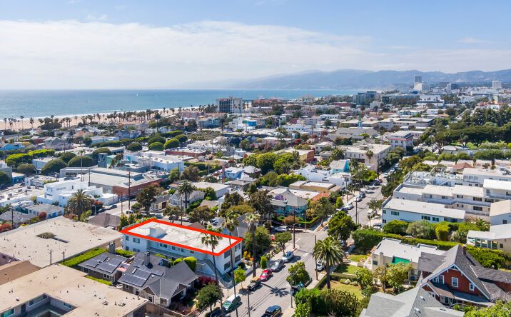 Pictures of Multifamily property located at 2508 3rd St, Santa Monica, CA 90405 for comps - image #1