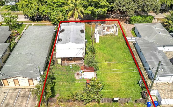 Pictures of Multifamily property located at 1932 Dewey St, Hollywood, FL 33020 for sales - image #1