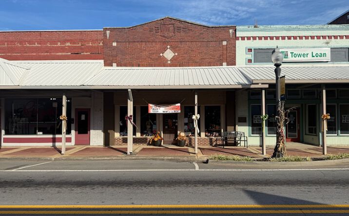 Pictures of Retail property located at 127 Main St W, Hartselle, AL 35640 for sales - image #1
