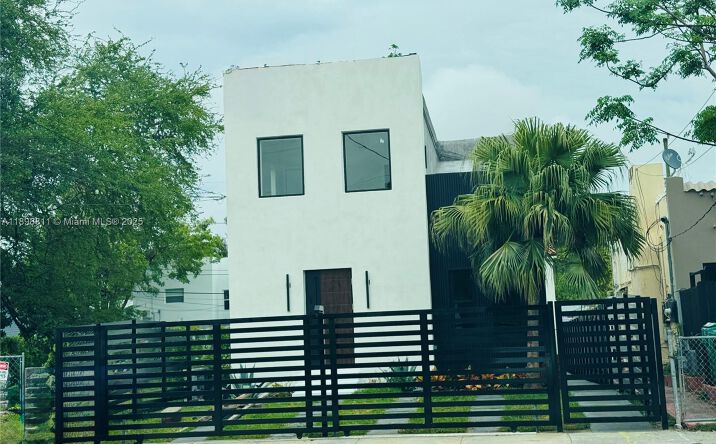 Pictures of Multifamily property located at 905 SW 13th Ct, Miami, FL 33135 for sales - image #1