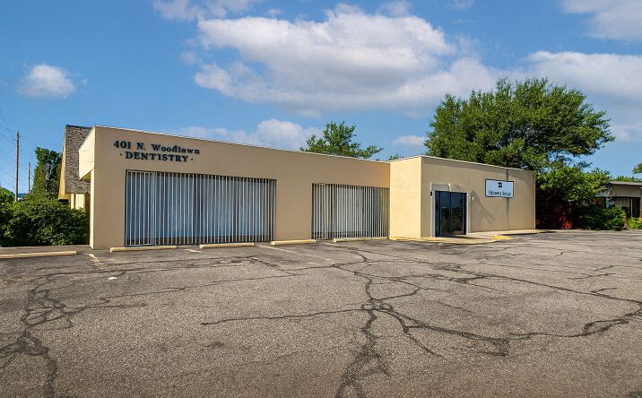 image of property at 401 N WOODLAWN ST Wichita KS 67208-4335