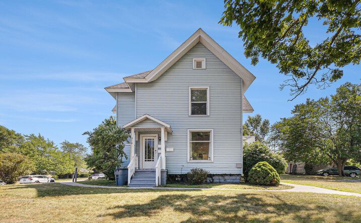 Pictures of Multifamily property located at 210 N Lavinia St, Ludington, MI 49431 for sales - image #1