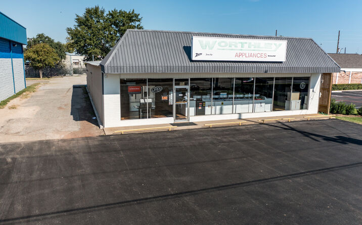 Pictures of Retail, Industrial property located at 1404 West Main St, Tomball, TX 77375 for sales - image #1