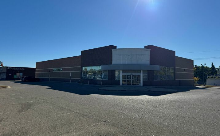 Pictures of Retail property located at 5983 Highland Rd, Waterford, MI 48327 for sales - image #1