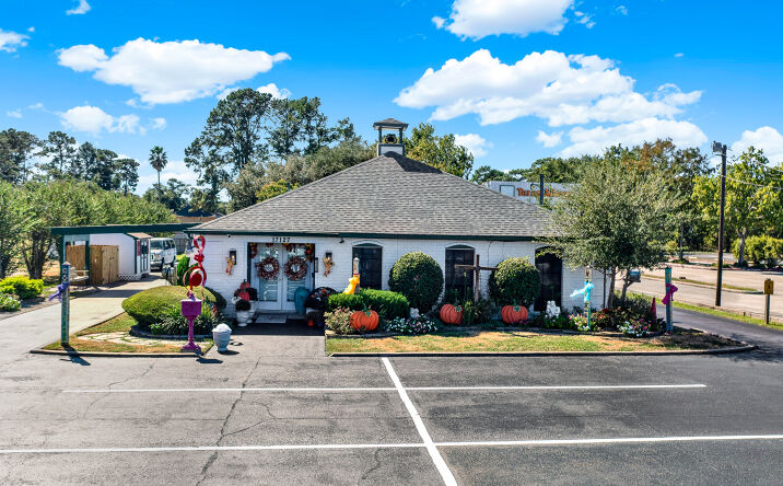 Pictures of Mixed Use, Retail property located at 17127 Red Oak Dr, Houston, TX 77090 for sales - image #1