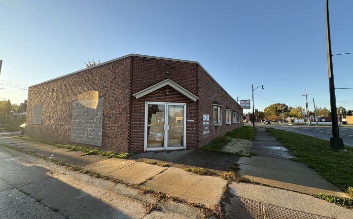 Pictures of Retail property located at 2405 Fort St, Lincoln Park, MI 48146 for sales - image #1