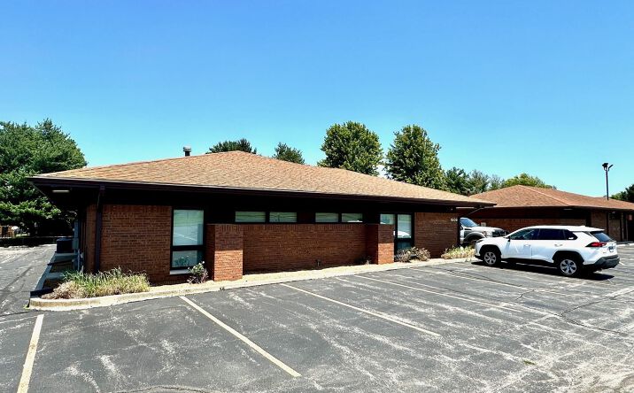Pictures of Office property located at 1606 W LAFAYETTE Avenue, Jacksonville, IL 62650 for sales - image #1