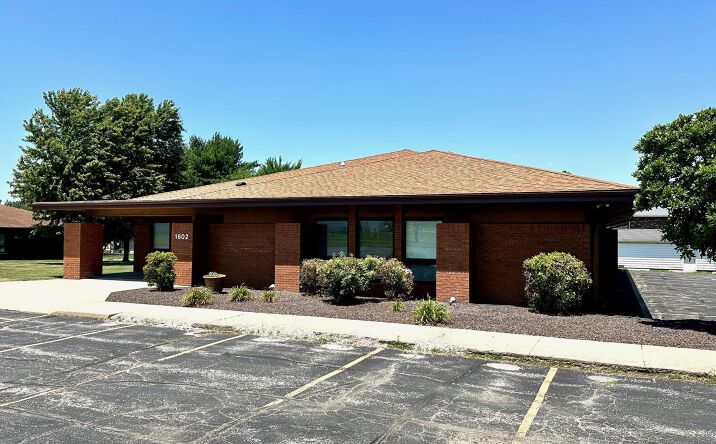 Pictures of Office property located at 1602 W LAFAYETTE Avenue, Jacksonville, IL 62650 for sales - image #1