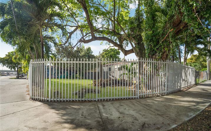 Pictures of Land property located at 2900 NW 11th Ave, Miami, FL 33127 for sales - image #1