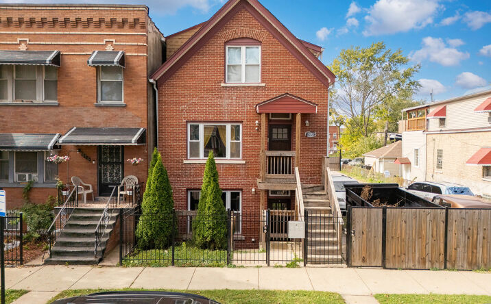 Pictures of Multifamily property located at 820 N Monticello Avenue, Chicago, IL 60651 for sales - image #1