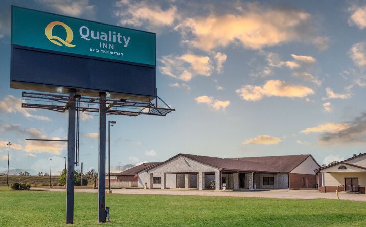 Pictures of Hospitality property located at 2200 S Court St, Grayville, IL 62844 for sales - image #1