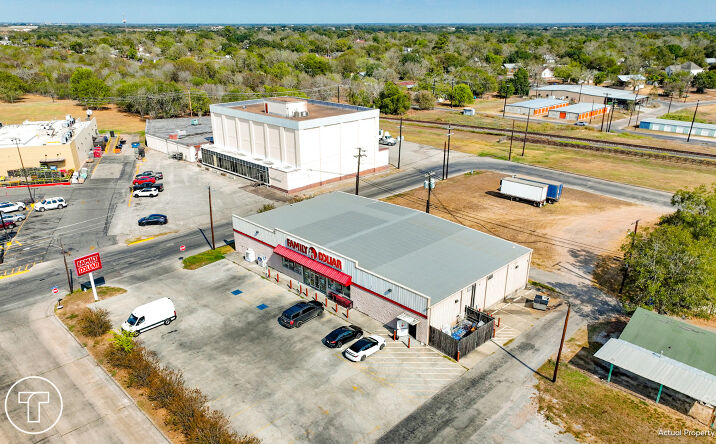 Pictures of Retail property located at 201 Lott St, Yoakum, TX 77995 for sales - image #1