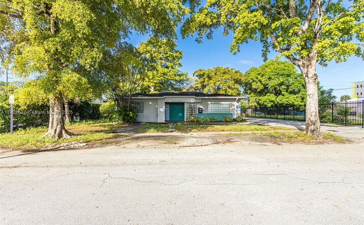 Pictures of Office property located at 16190 NE 11th Ct, North Miami Beach, FL 33162 for sales - image #1