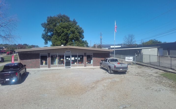 Pictures of Industrial, Office, Retail property located at 1309 Bradley Dr, Mountain Home, AR 72653 for sales - image #1