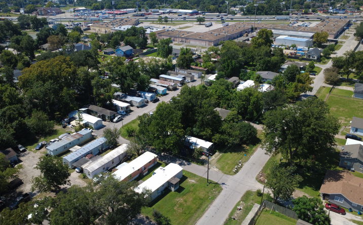 Pictures of Mobile Home Park property located at 412 New Haven Dr, Houston, TX 77076 for sales - image #1