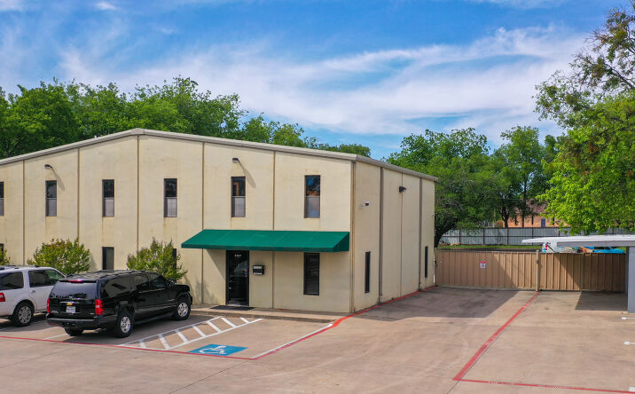 Pictures of Industrial property located at 4207 Broadway Ave, Haltom City, TX 76117 for sales - image #1