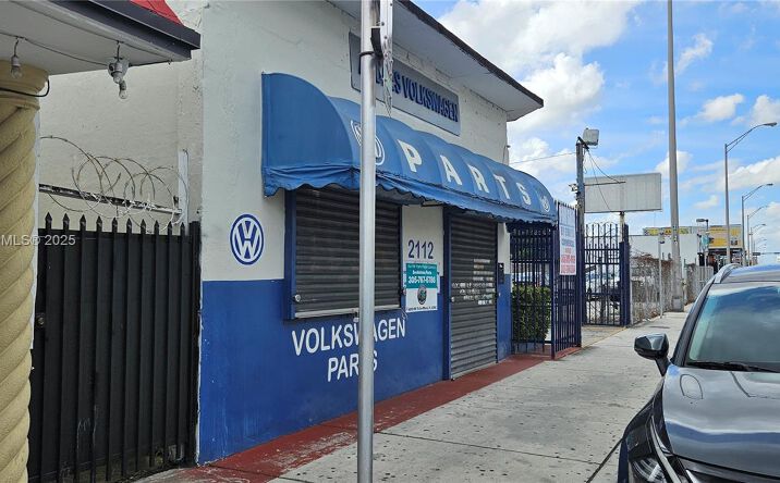 Pictures of Industrial, Retail property located at 2112 NW 36th St, Miami, FL 33142 for sales - image #1