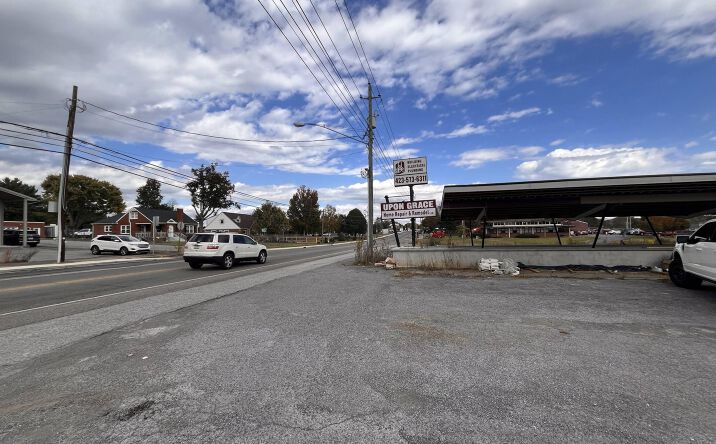 Pictures of Office, Retail property located at 227 Bluff City Highway, Bristol, TN 37620 for sales - image #1