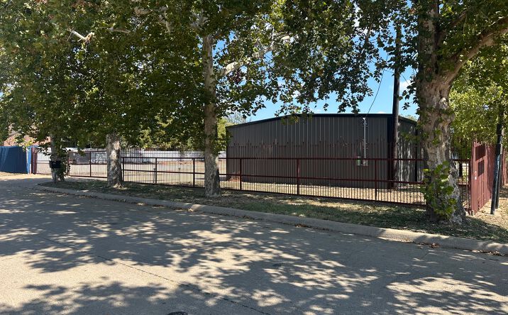 Pictures of Land property located at 614 N Crockett St, Granbury, TX 76048 for sales - image #1
