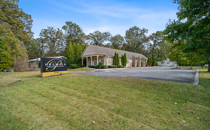 Pictures of Office, Retail property located at 2104 Hamill Road, Hixson, TN 37343 for sales - image #1