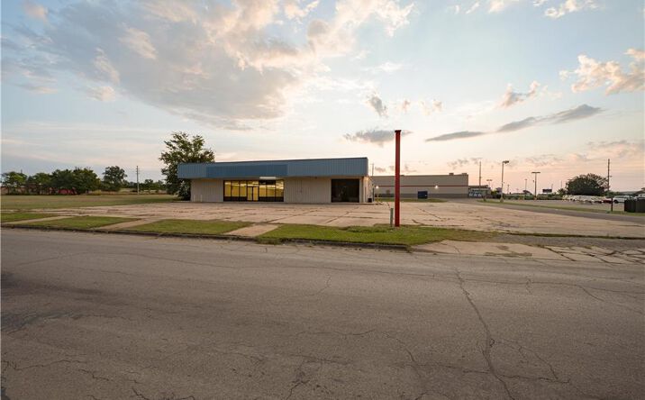 Pictures of Industrial, Retail property located at 901 Lewark Street, Coffeyville, KS 67337 for sales - image #1
