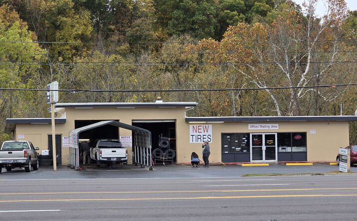Pictures of Retail property located at 1065 East Stone Drive, Kingsport, TN 37660 for sales - image #1