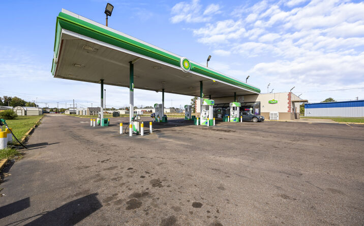 Pictures of Retail property located at 1890 Forrest St, Dyersburg, TN 38024 for sales - image #1
