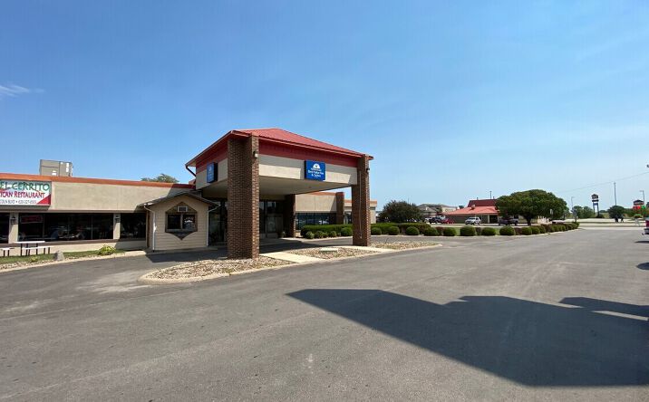 Pictures of Hospitality, Senior Living property located at 606 E Lincoln Blvd, Hesston, KS 67062 for sales - image #1