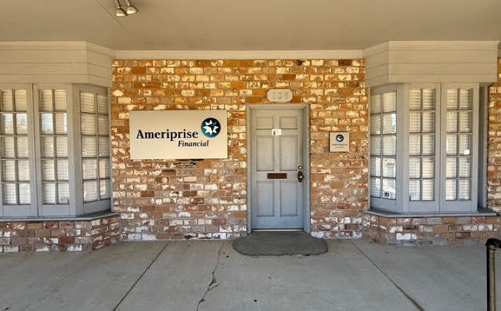 Pictures of Mixed Use, Office, Retail property located at 128 S First st, Brookhaven, MS 39601 for sales - image #1