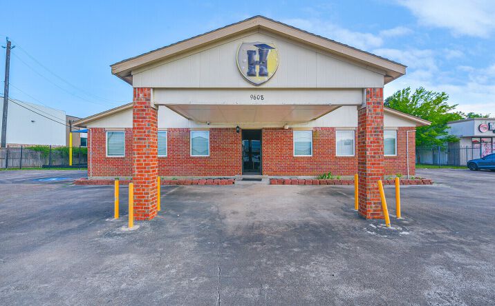 Pictures of Retail property located at 9608 Spencer Hwy, La Porte, TX 77571 for sales - image #1
