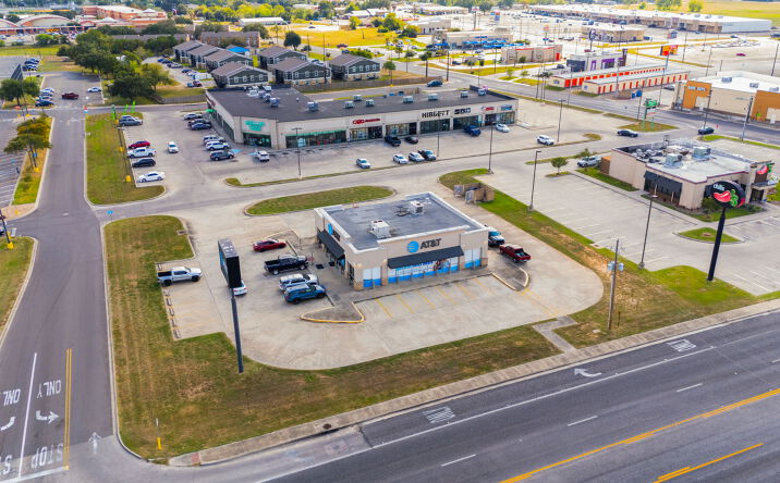Pictures of Retail property located at 402 E F-M 351, Beeville, TX 78102 for sales - image #1
