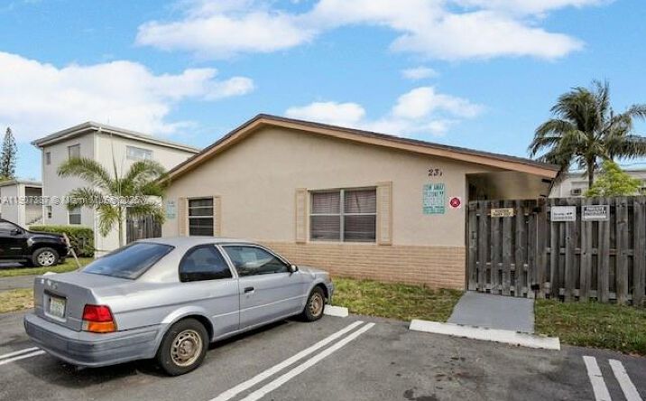 Pictures of Multifamily property located at 231 SW 8th Ct, Pompano Beach, FL 33060 for sales - image #1