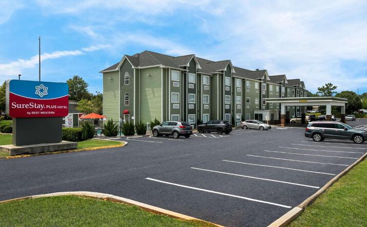 Pictures of Hospitality property located at 680 Winfield Dunn Pkwy, Sevierville, TN 37876 for sales - image #1
