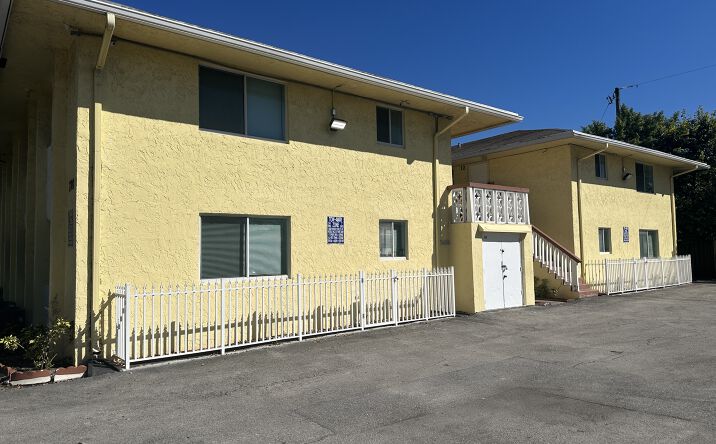 Pictures of Multifamily property located at 724 NE 4th St, Hallandale Beach, FL 33009 for sales - image #1