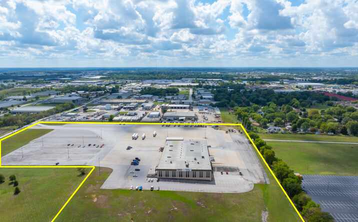 Pictures of Industrial property located at 2813 N Neergard Ave, Springfield, MO 65803 for sales - image #1