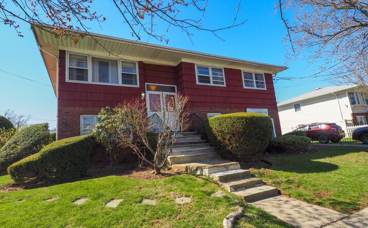 image of property at 1039 RICHMOND RD Staten Island NY 10304-2401
