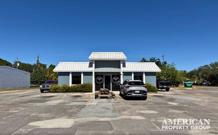 Pictures of Retail property located at 4459 Bee Ridge Rd, Sarasota, FL 34233 for sales - image #1