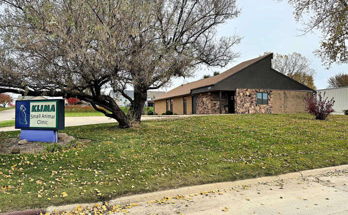 Pictures of Office, Retail property located at 1210 Southtown Drive, Waterloo, IA 50702 for sales - image #1